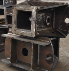 Structure de fixation renforcée pour godet de forage
