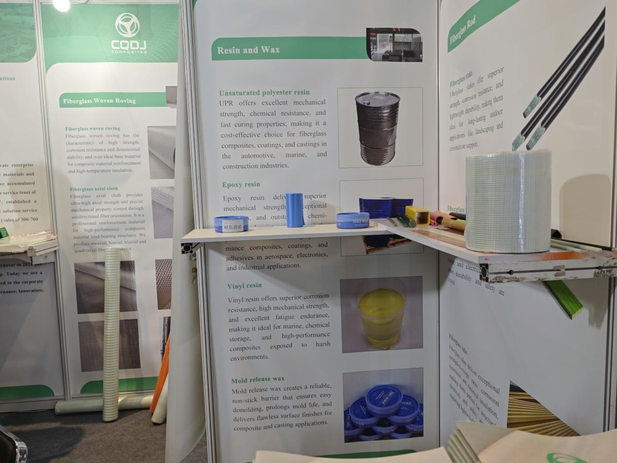 Shnnen Luo representing CQDJ at KOMPOZYT-EXPO Poland, discussing high-performance pultruded carbon fiber rods with European engineering clients..png
