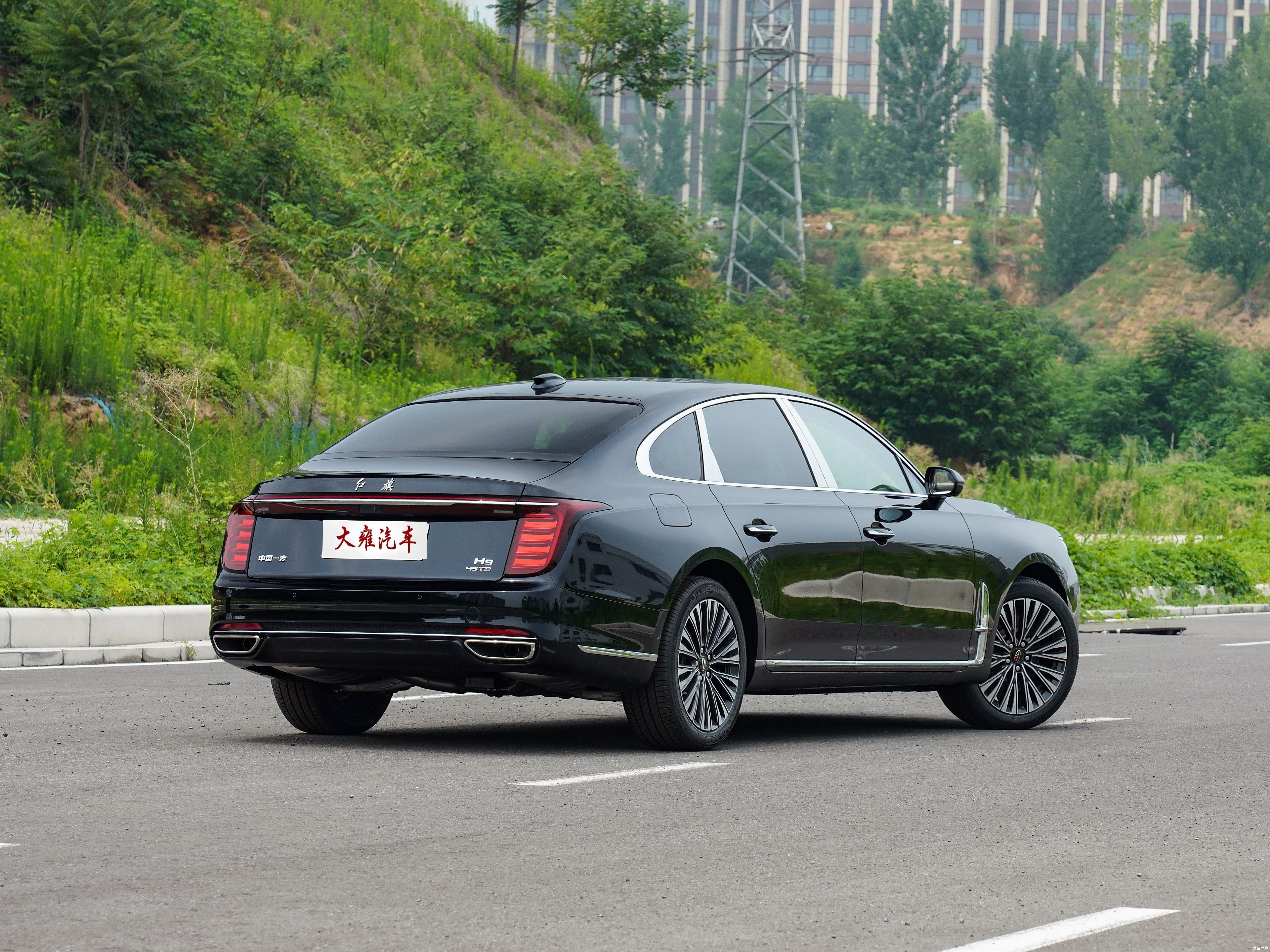 Como os Desempenho e Conforto da Hongqi se Comparam aos de Outros Sedans de Luxo?