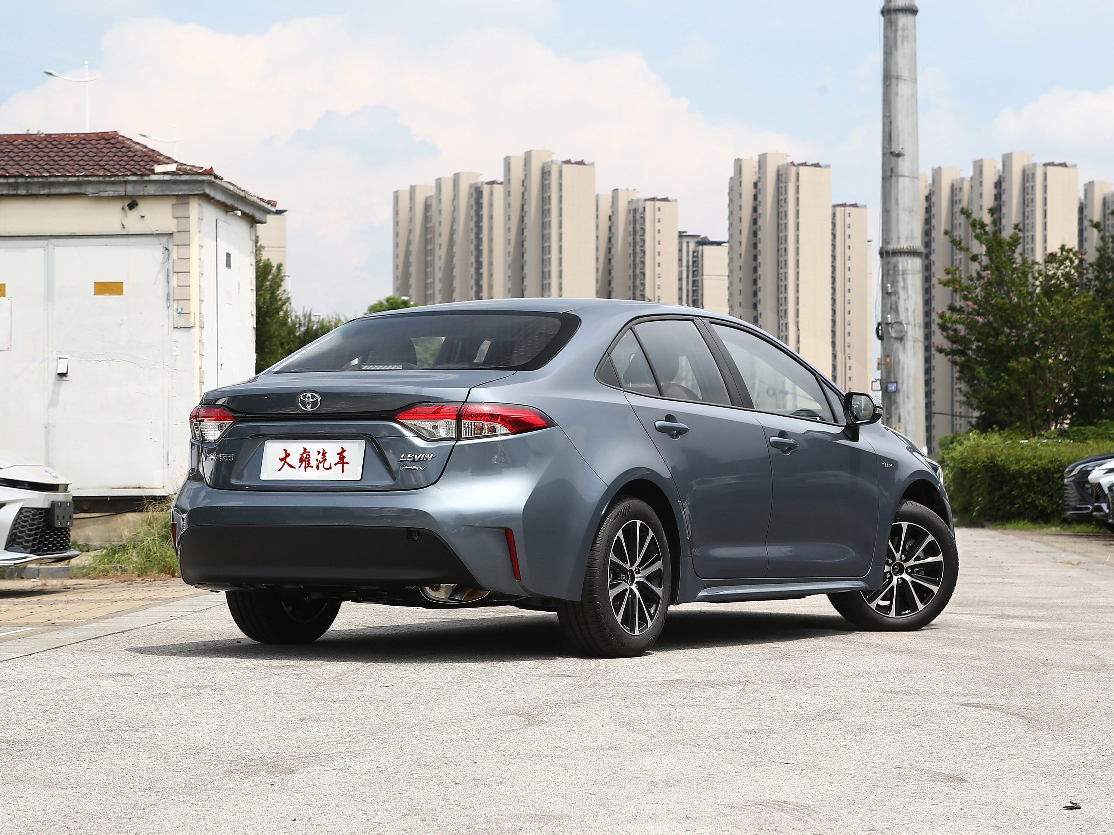 Mașină hibridă vs electrică: Ce ar trebui să alegeți?