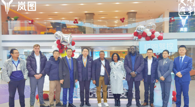 African business delegation visited Wuhan Deyoung Group Xinzheng VOYAH 4S shop