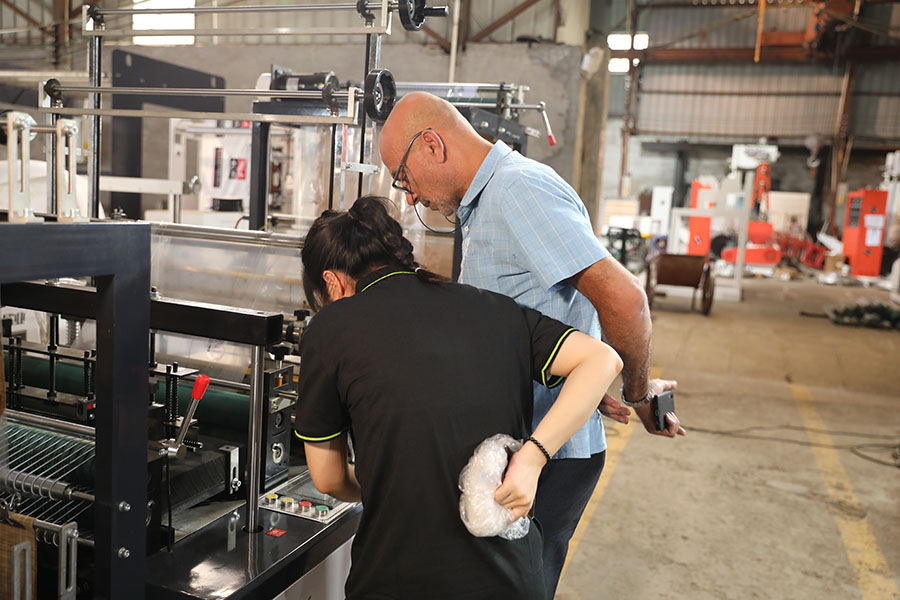 Et selskab, der producerer plastikposer, købte en XINYE Film Blowing Machine