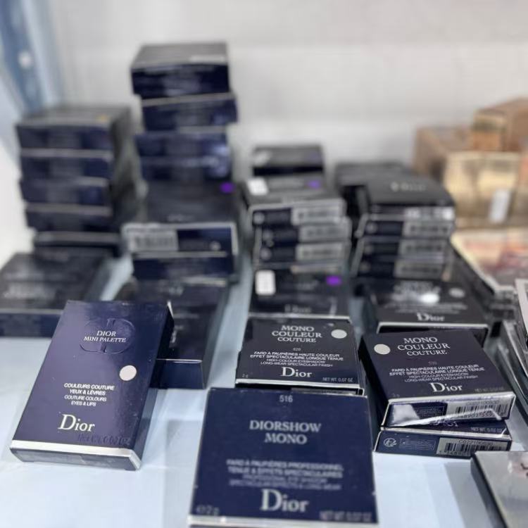 Kosmetik Kadaluarsa Grosir-Fen Beauty Trading dapat menawarkan berbagai pilihan produk rias wajah dan kosmetik untuk semua kebutuhan dan tujuan dengan harga rendah, harga diskon.