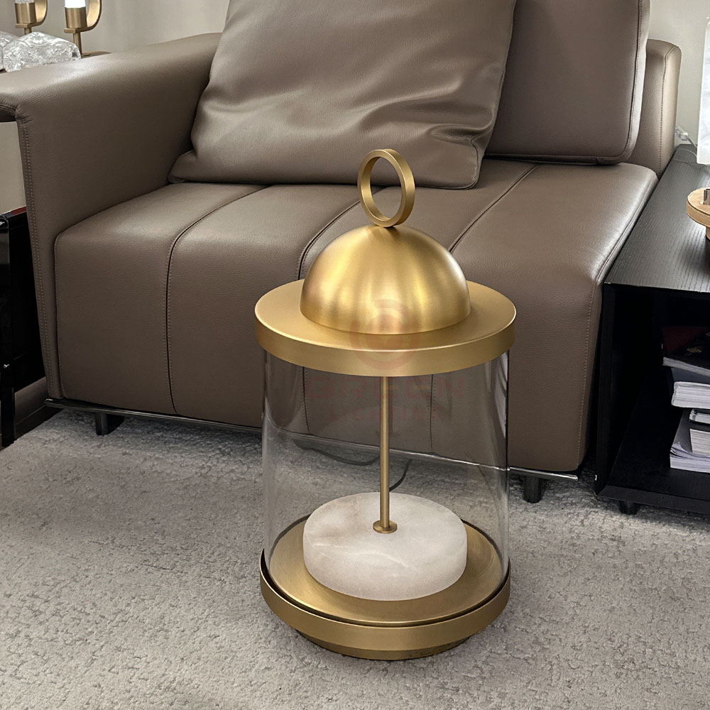 Lampe sur pied moderne et minimaliste avec abat-jour cylindrique en verre transparent, dôme supérieur en métal doré mat et socle rehaussé de marbre, lampe sur pied pour salon, chambre à coucher, hôtel ou salon