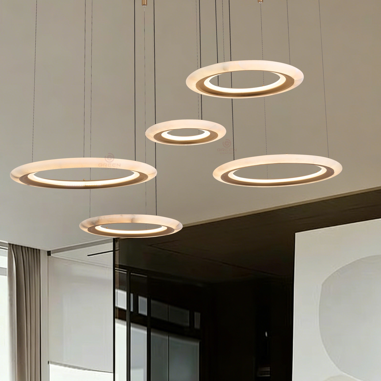 Suspension moderne et luxueuse à cinq anneaux LED, cadre en métal doré avec panneaux diffuseurs annulaires en blanc laiteux, luminaire suspendu 220 V pour salle à manger, salon et hall d’hôtel