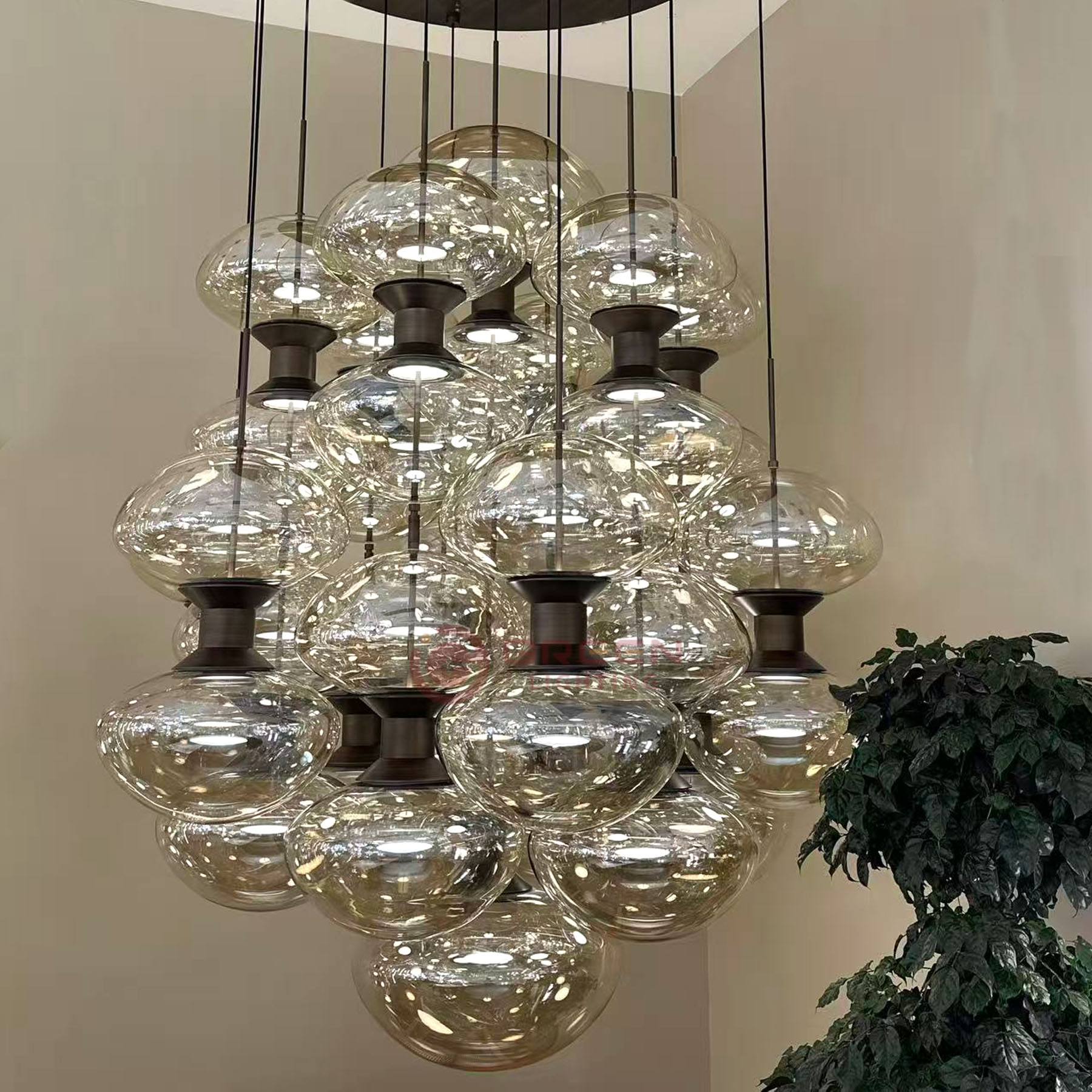 Suspension moderne et minimaliste à LED avec motif de bulles caviar, lustre à accents en laiton ancien et abat-jours en verre transparent ambré, suspension 220 V pour salle à manger, salon ou hall d’hôtel