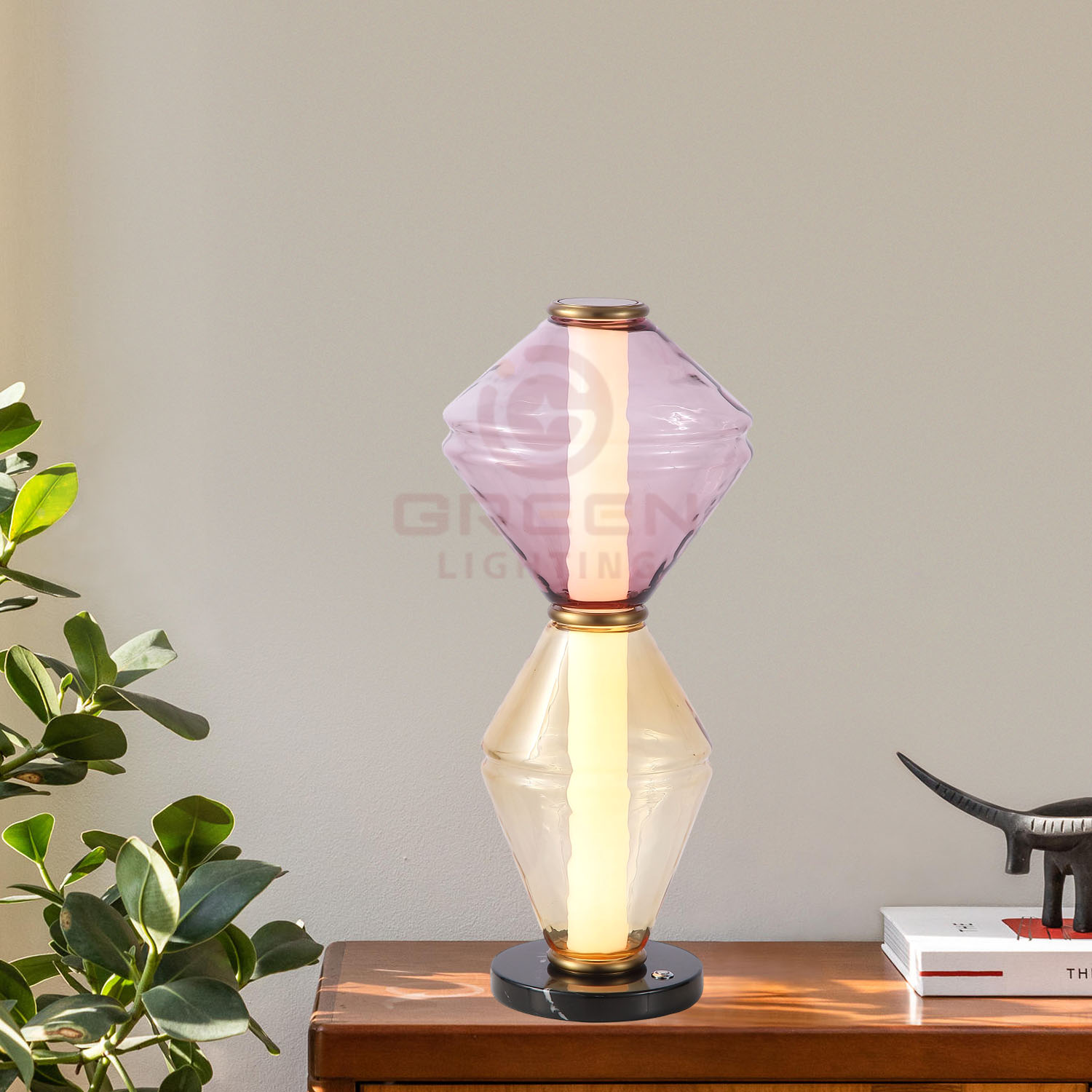 Lampe de table LED géométrique à facettes, anneau métallique doré poli avec verre à facettes dépoli ambre et améthyste, lampe décorative pour chambre à coucher, salon ou bureau