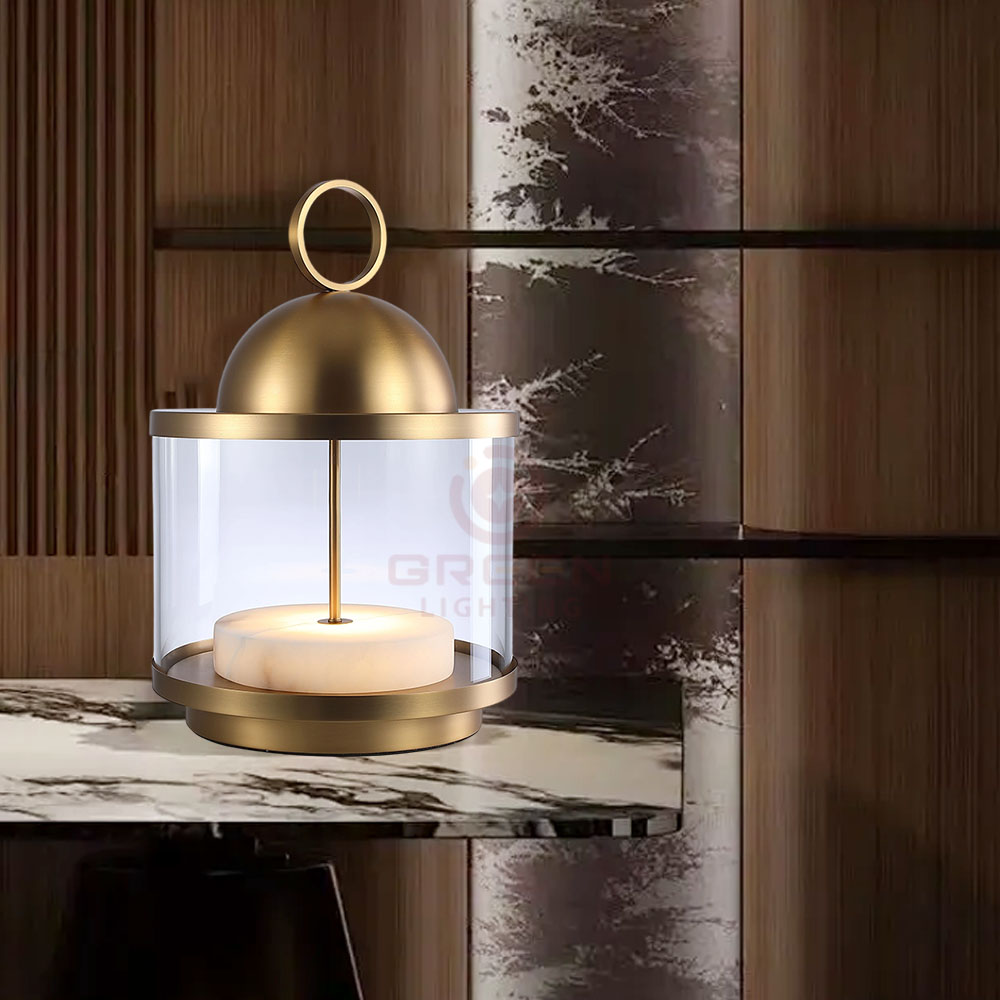 Lampe de table moderne de luxe en laiton avec abat-jour cylindrique en verre transparent, structure métallique dorée mat avec module LED intégré à la base, éclairage d’ambiance chaud blanc pour chambre à coucher, salon ou bureau