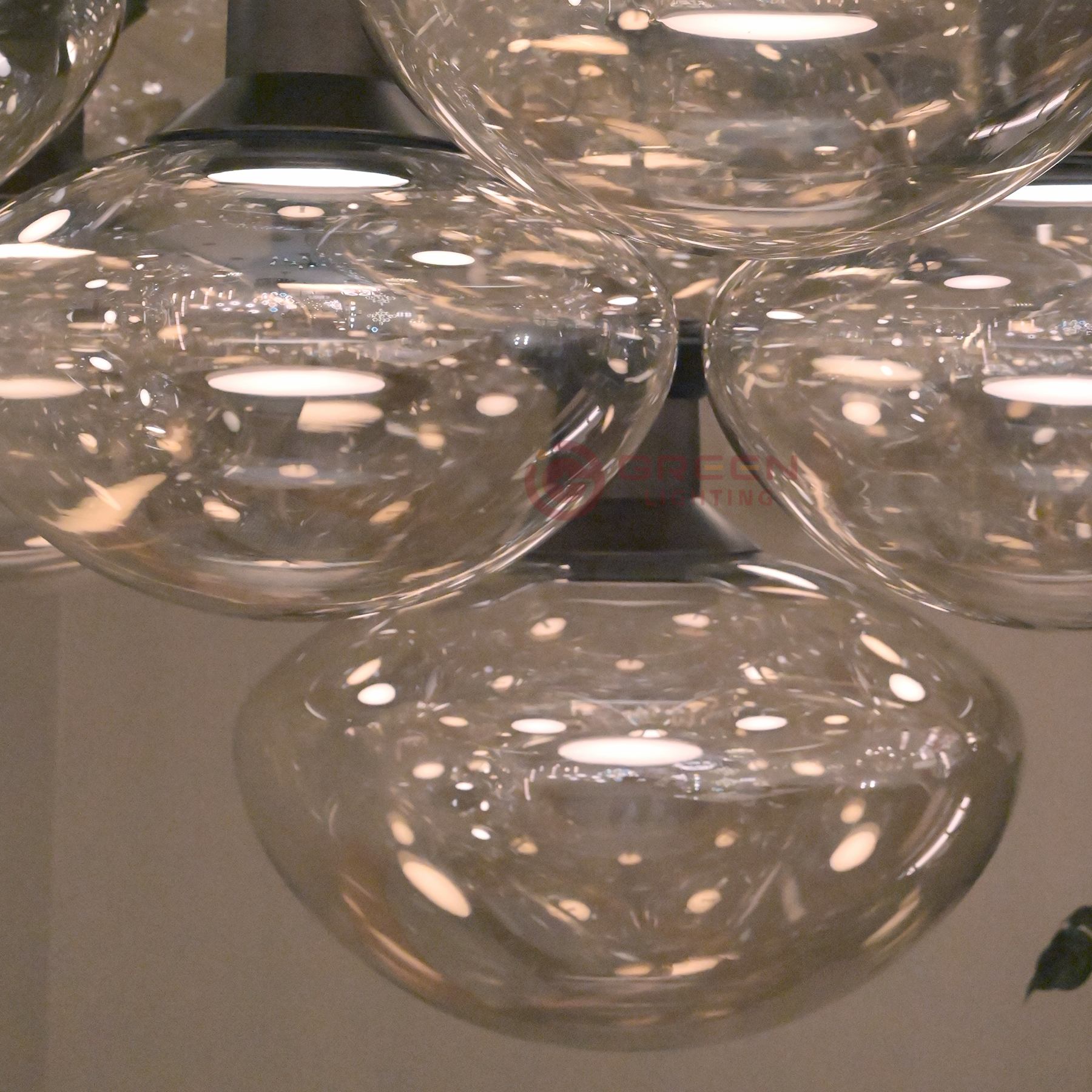 Suspension sphérique LED moderne et minimaliste en forme de grappe, cadre métallique en bronze noir avec abat-jours en verre ambré transparent, suspension LED 220 V pour salle à manger, salon ou hall d’hôtel