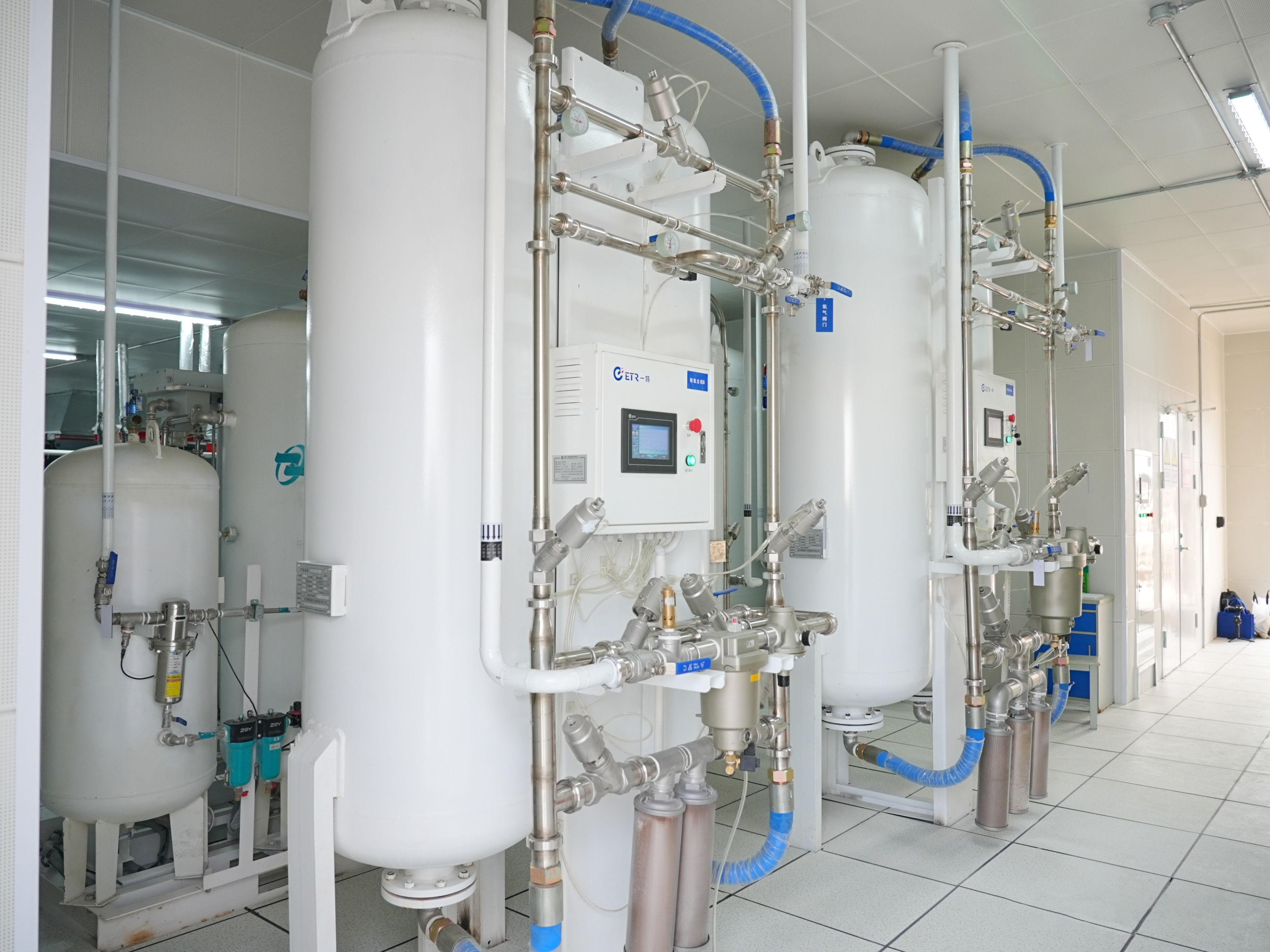 How does a molecular sieve adsorption tower capture oxygen for life from the air?