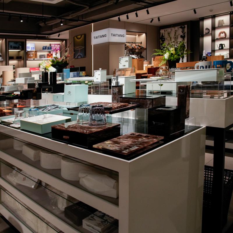 Wide view of a glass showcase in Taitang’s showroom, displaying various hotel glassware, ceramic tableware, and F&B accessories.JPG