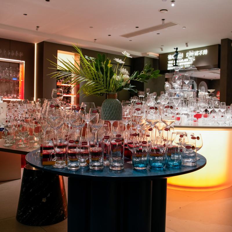 Elegant banquet showroom display of luxury hotel restaurant glassware and premium fine-dining ceramic tableware collections by Taitang.JPG