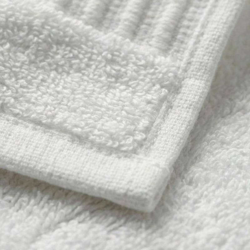 Close-up detail highlighting the dense terry weave and durable ribbed dobby border of a professional-grade Taitang bath towel.(7d8599bbc1).jpg