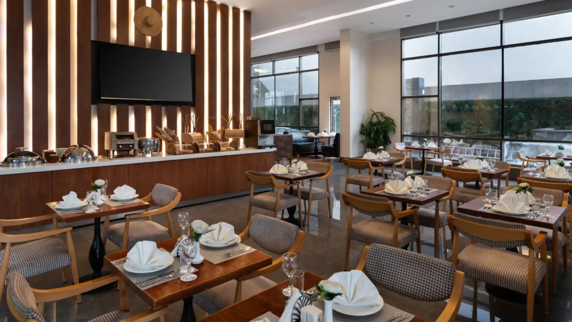 hotel restaurant and buffet dining room layout at Warwick Hotel Jeddah, displaying Taitang's wholesale commercial kitchenware and ceramic tableware solutions.webp