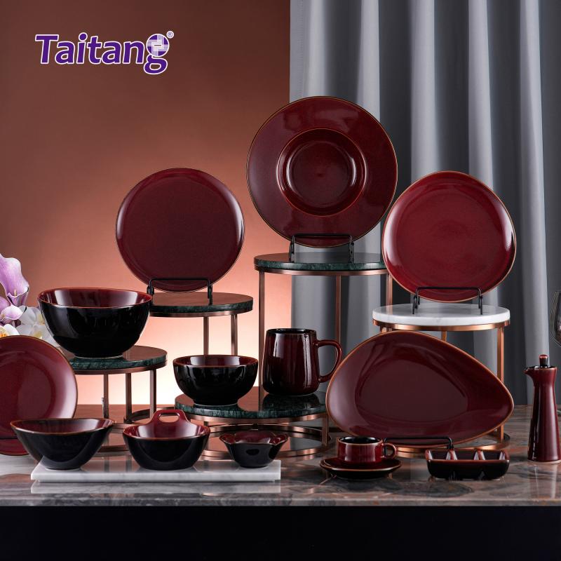 Set di stoviglie moderne color cremisi: set di porcellana rossa di lusso con motivi geometrici per hotel e ristoranti di alta gamma