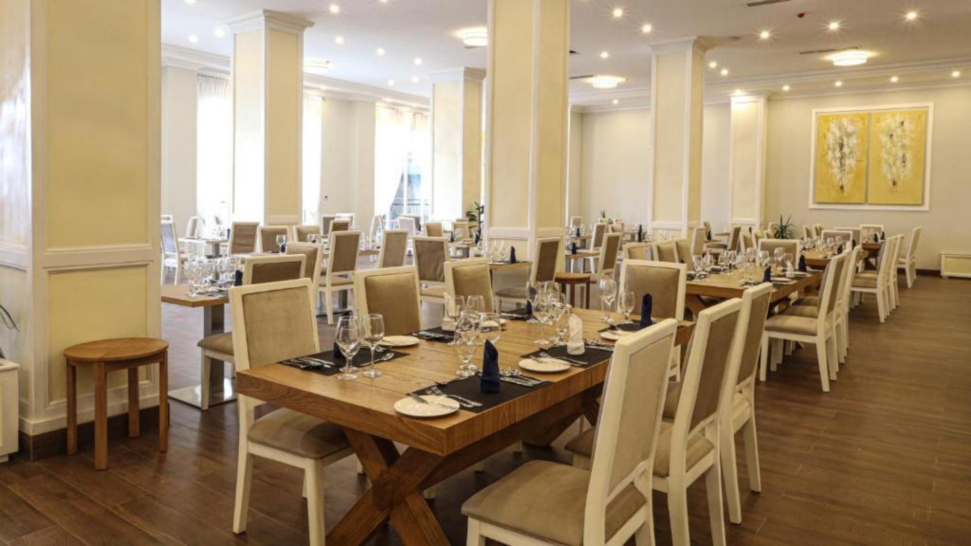 Commercial-grade hotel catering linens and elegant table settings supplied by Taitang in the premium specialty restaurant at Haile Grand.jpg
