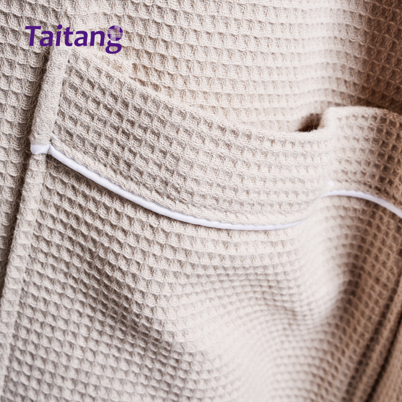 Mehmonxona spa bathrobesi, vaffel to‘qilgan paxta bathrobe, shawl yaka, oq chiziqchali dizayn, kurort uchun maxsus logotip va katta hajmdagi B2B ta'minoti
