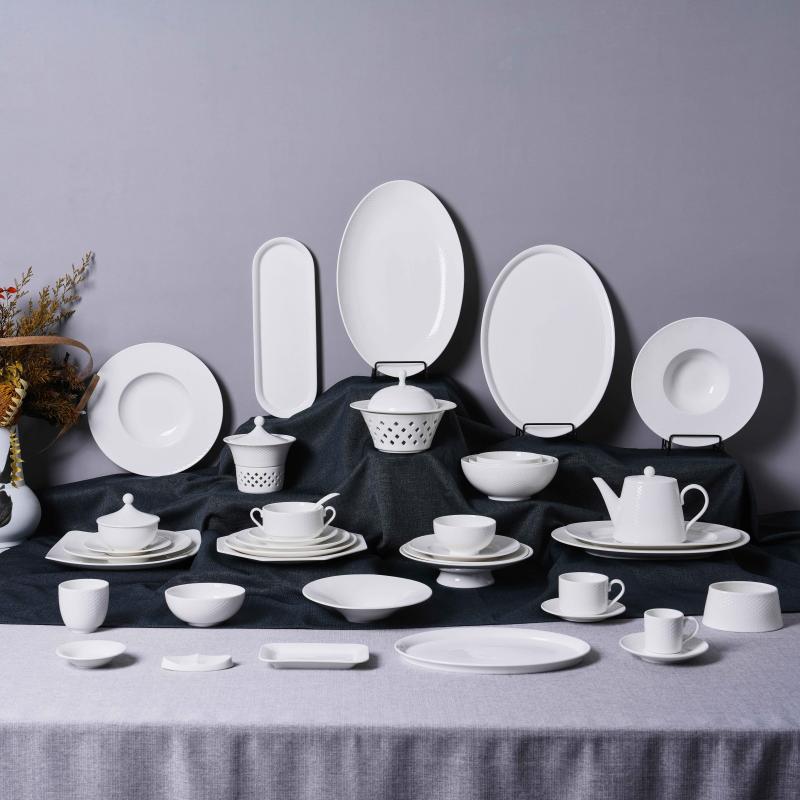 Collezione di stoviglie in porcellana con motivo a griglia: eleganti stoviglie in ceramica bianca per hotel e ristoranti di lusso