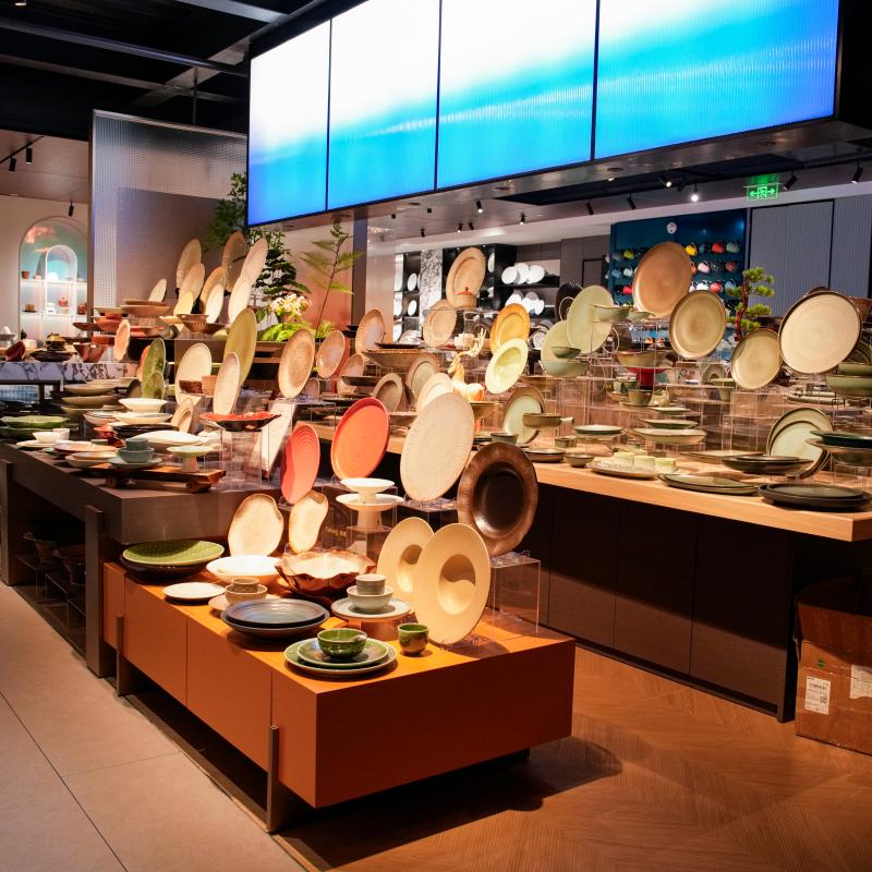 Taitang commercial hotelware crockery display featuring diverse porcelain dinnerware sets, ceramic plates, and restaurant tableware options for bulk procurement.JPG