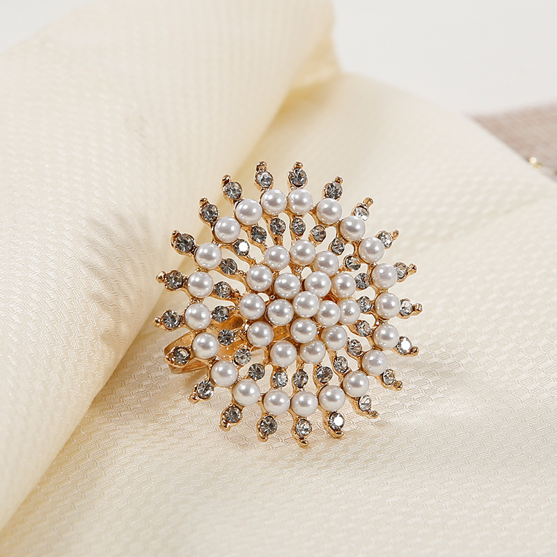 Anello per tovaglioli di lusso con perle e strass a forma di fiore, articoli premium per catering alberghiero
