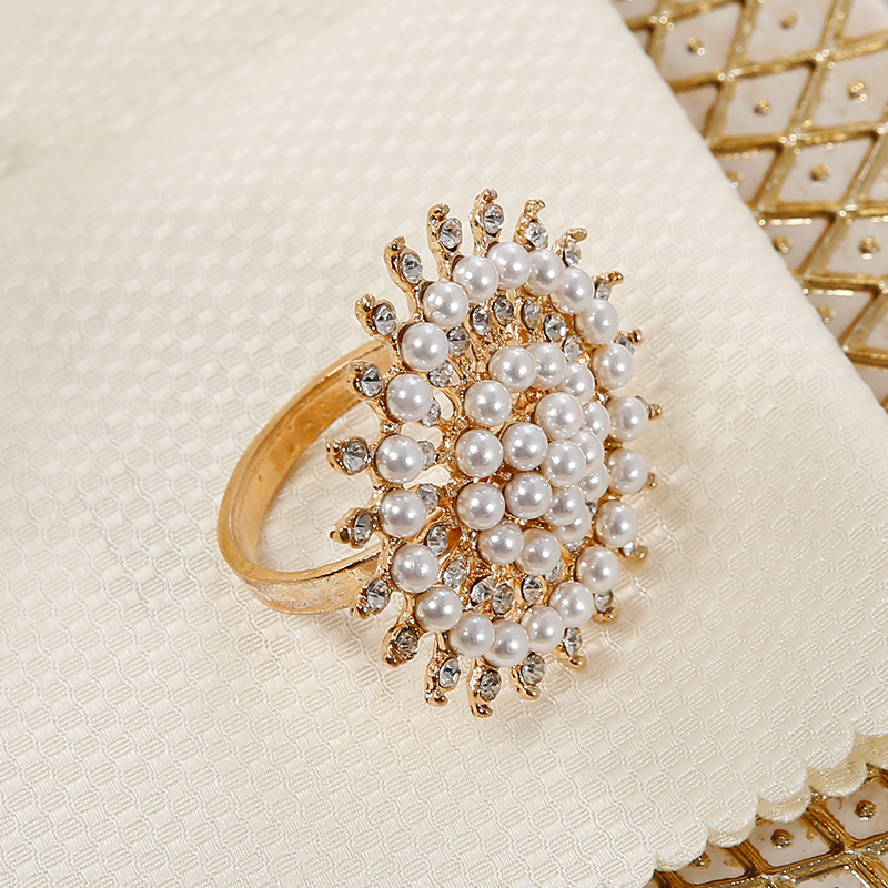 Anello per tovaglioli di lusso con perle e strass a forma di fiore, articoli premium per catering alberghiero