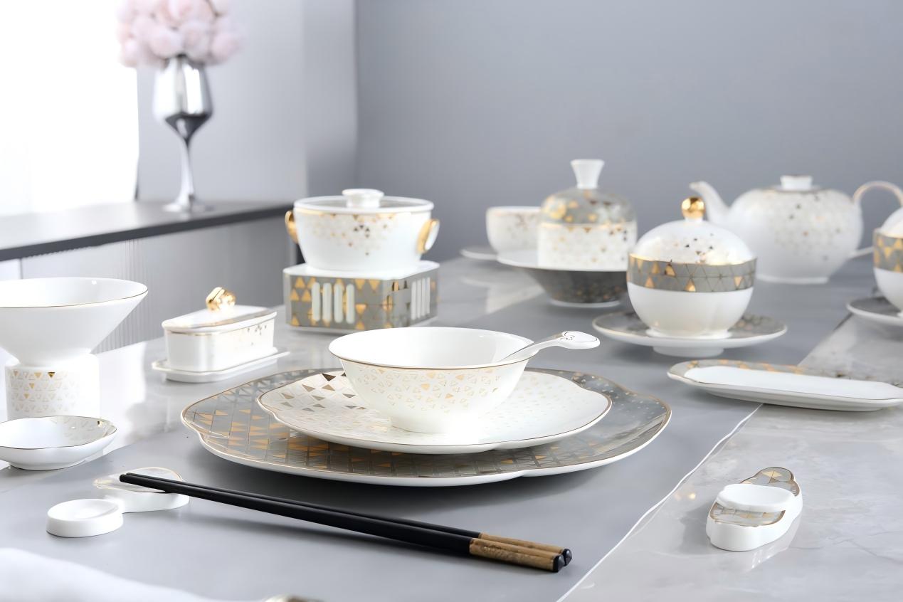 A side-by-side comparison of three professional restaurant plates made of ceramic, bone china, and reinforced porcelain, showcasing different thickness and color tones.