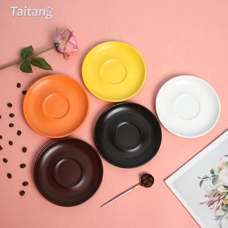 Viðskiptaþjónustu porcelæn kaffikúpurnar og skálarnar, verslun í stórsmáli: kúpuset fyrir kapútsínó og espresso með möguleika á sérsniðnum merkjum