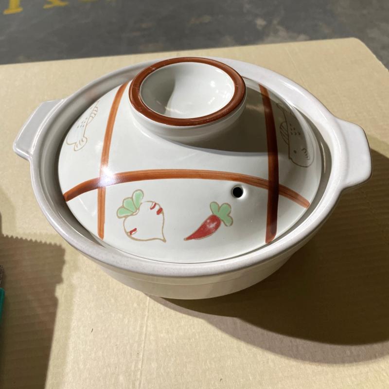 High-temperature commercial ceramic soup clay pot with a hand-painted decorated lid for Chinese restaurant dining.JPG