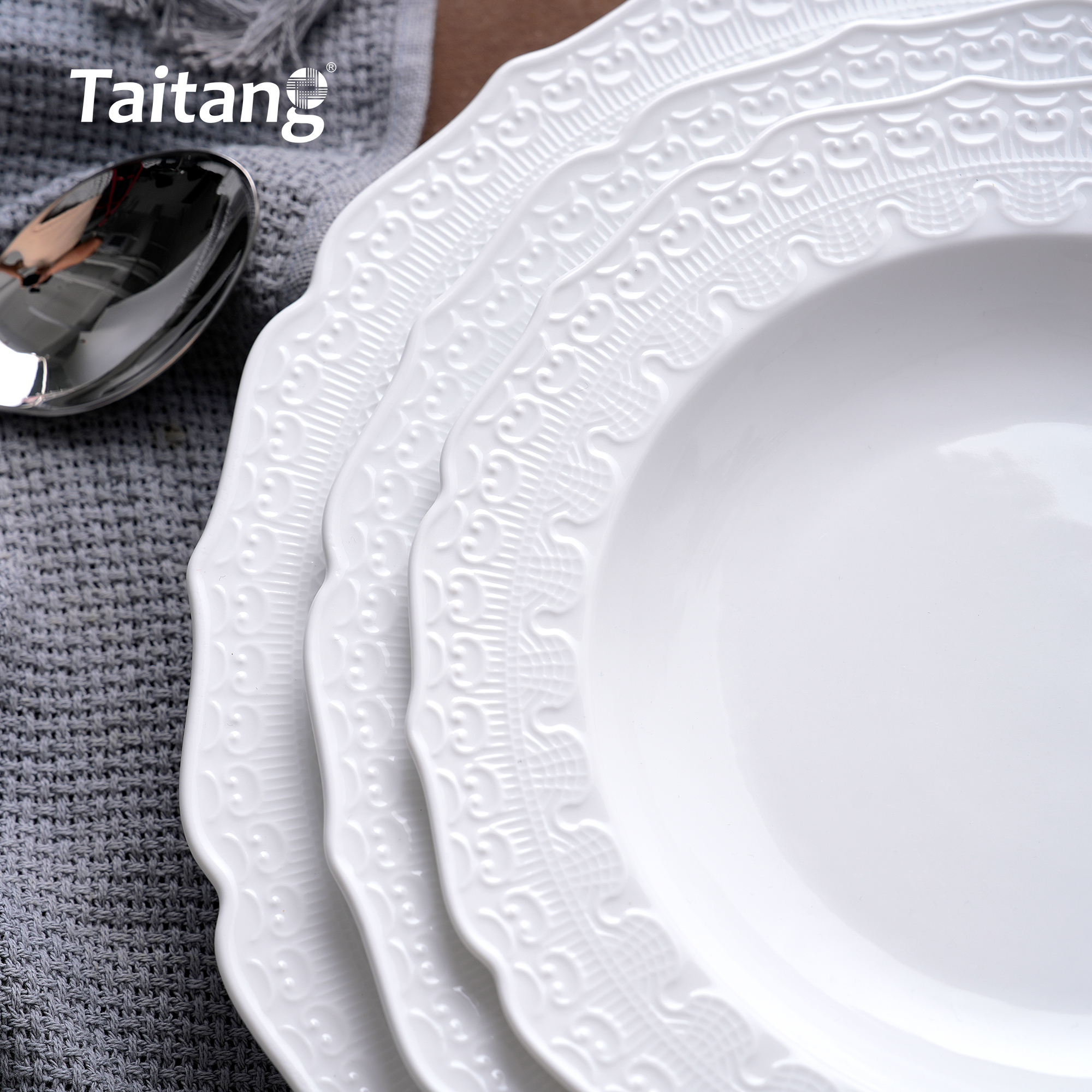 Lace Scalloped Bluish-White Porcelain Dinnerware Luxury Formal Dinnerware Set for Fine Dining