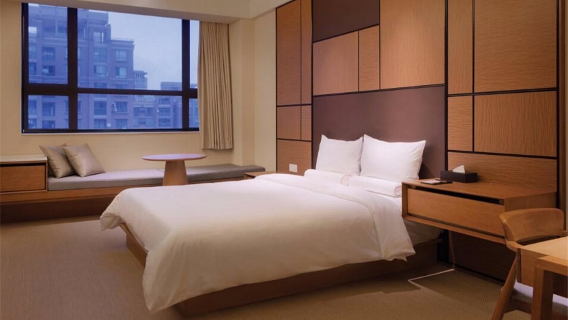 Commercial hotel bedding and luxury guestroom linens supplied by Taitang on a king bed in an executive city-view suite at 2000 Hotel Kigali.jpg