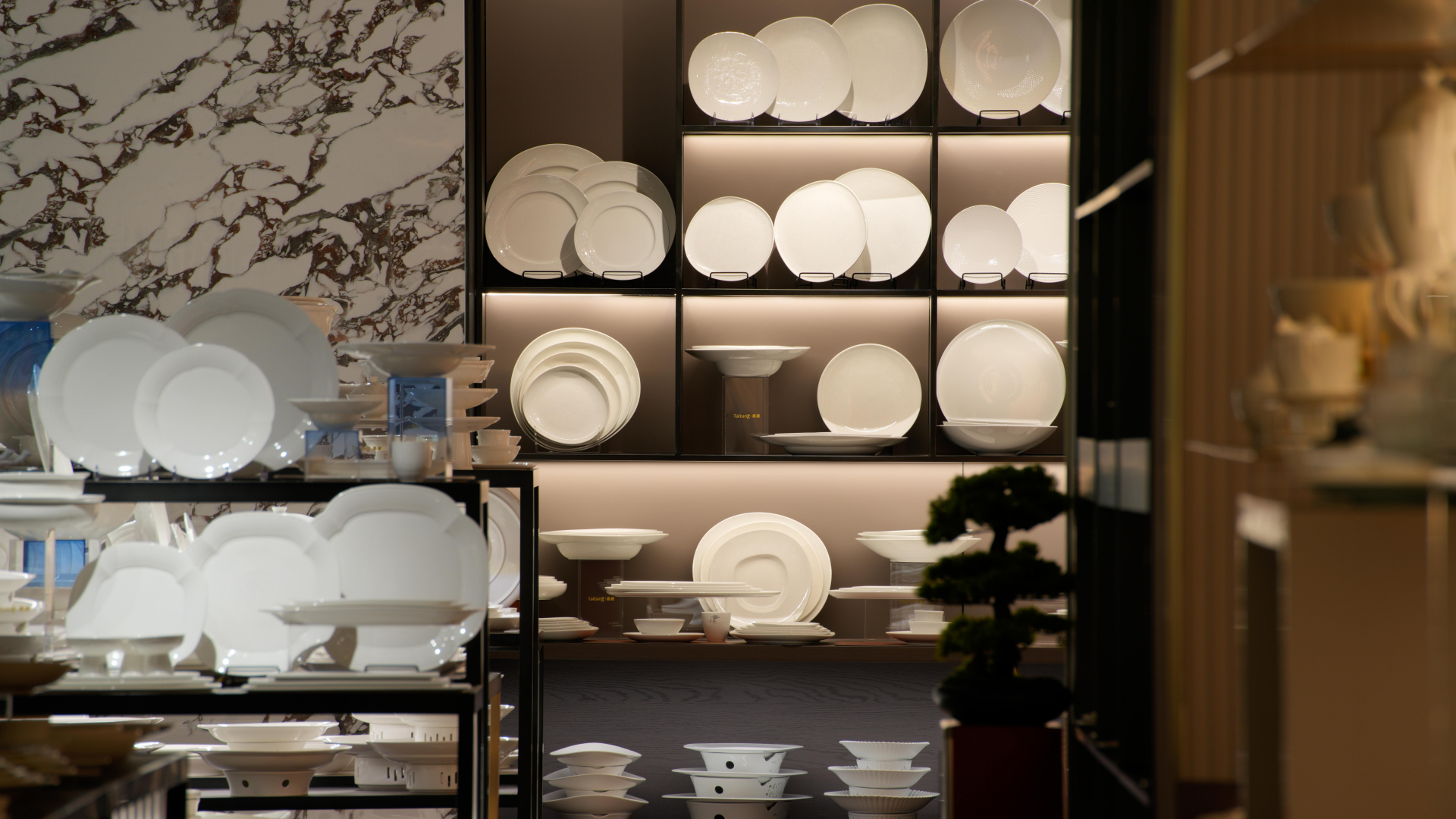 Why Is White Porcelain Dinnerware the Choice for Luxury Hotels?
