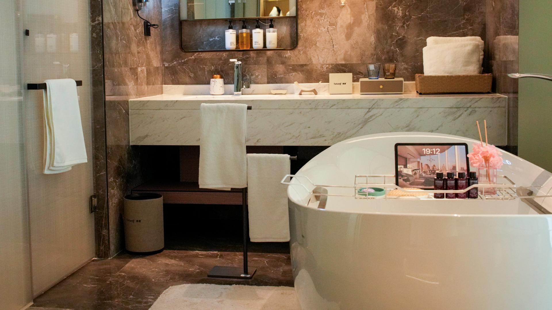How Do 5-Star Hotels Keep Their Towels So Soft and Fluffy?