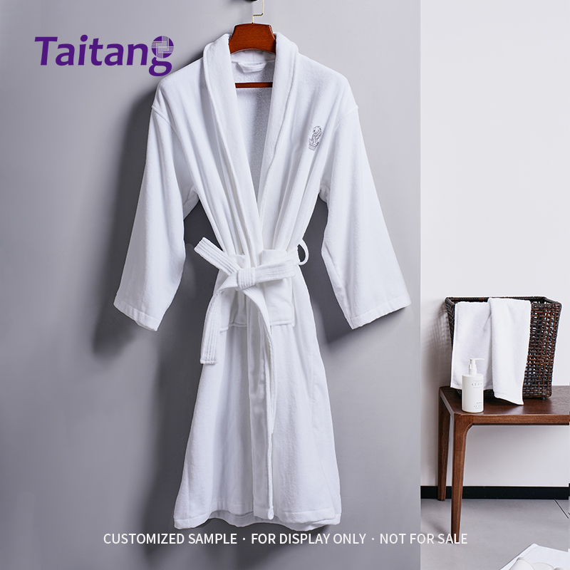 Oq mehmonxona badii bathrobe 1200 g, velur va teri paxtadan, shawl yaka, spa bathrobe, luks kurort kolleksiyasi, maxsus logotip bilan