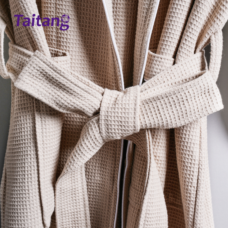 Mehmonxona spa bathrobesi, vaffel to‘qilgan paxta bathrobe, shawl yaka, oq chiziqchali dizayn, kurort uchun maxsus logotip va katta hajmdagi B2B ta'minoti