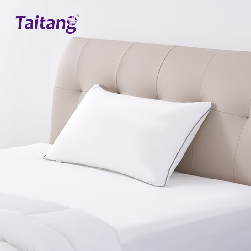 gối khách sạn 1300g – Sang trọng, thay thế lông vũ bằng lụa với đường viền xám thiết kế dành riêng cho phòng suite năm sao