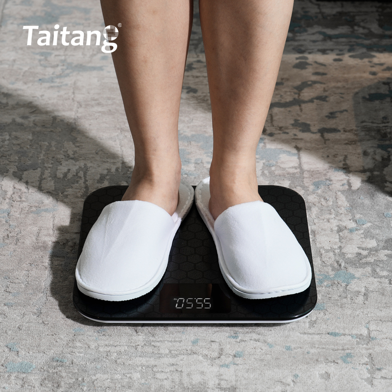 Timbangan Kamar Mandi Hotel Digital Presisi Tinggi dengan Kapasitas 180 kg dan Desain Anti-Selip Berpola Sarang Lebah