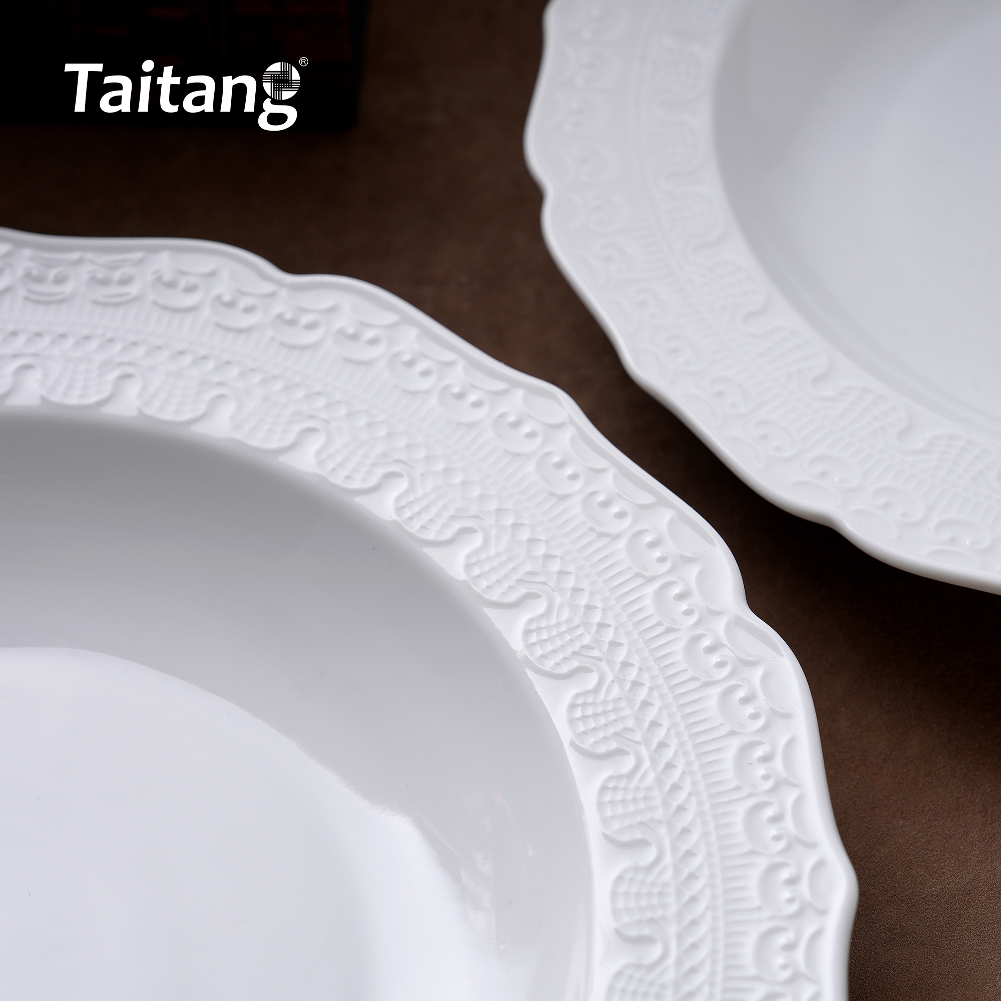 Lace Scalloped Bluish-White Porcelain Dinnerware Luxury Formal Dinnerware Set for Fine Dining