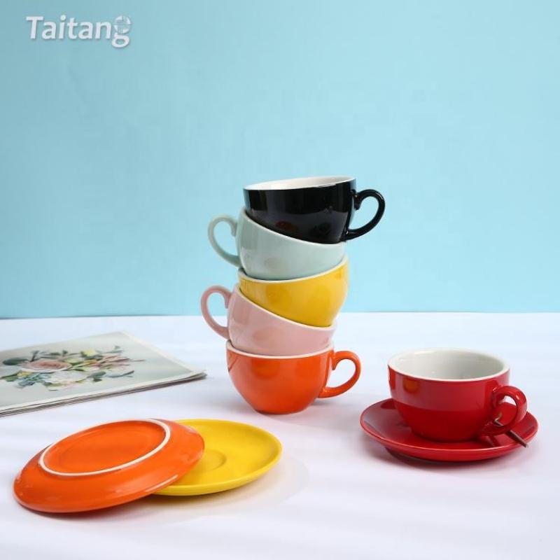 Viðskiptaþjónustu porcelæn kaffikúpurnar og skálarnar, verslun í stórsmáli: kúpuset fyrir kapútsínó og espresso með möguleika á sérsniðnum merkjum
