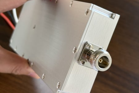 Jak podłączyć moduł ochrony dronów do źródła zasilania