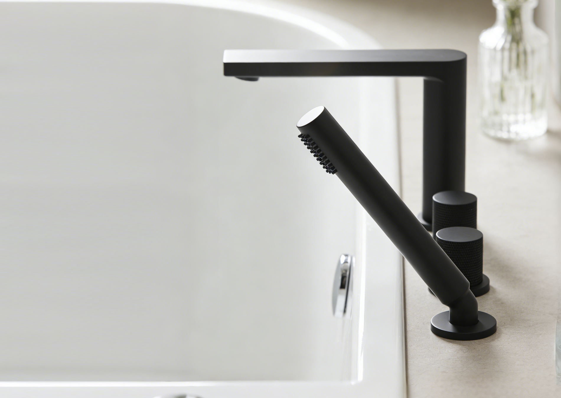 Matte black bathtub faucet.png