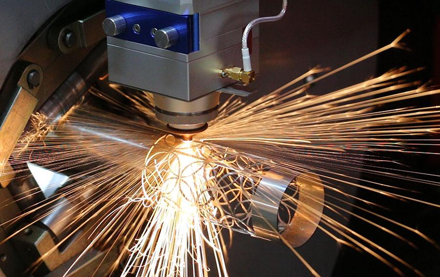 Pourquoi le laser à fibre se démarque-t-il ? Principaux avantages dans le traitement des métaux