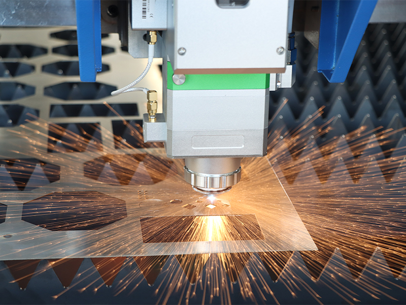 Comprendre les avantages des machines de découpe laser à fibre pour la tôle métallique