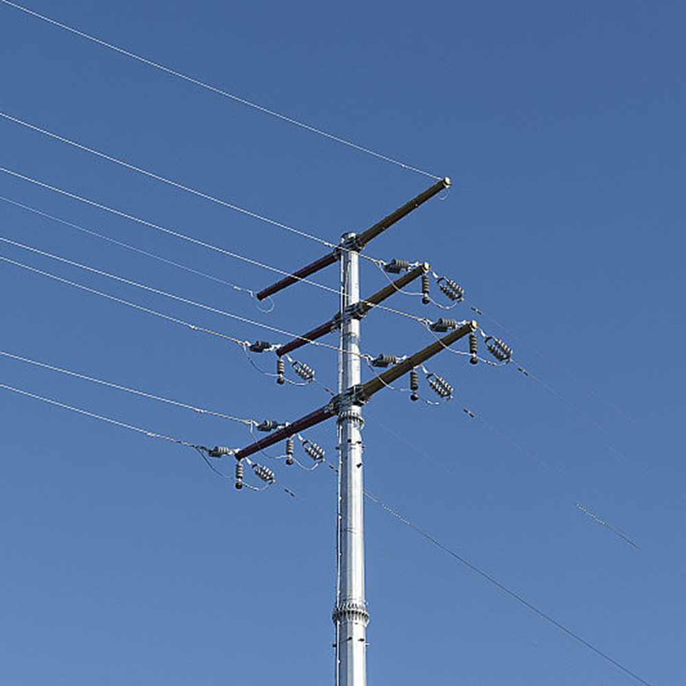 Tour treillis vs poteau électrique : comment choisir la structure de transmission adaptée à votre projet