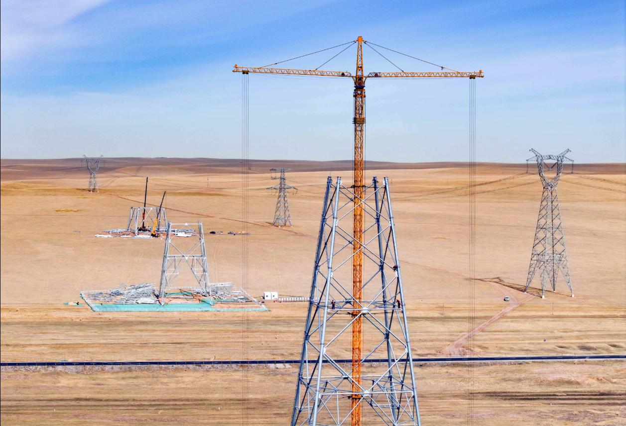 برج خط انتقال 1000 کیلو ولت در مغولستان داخلی