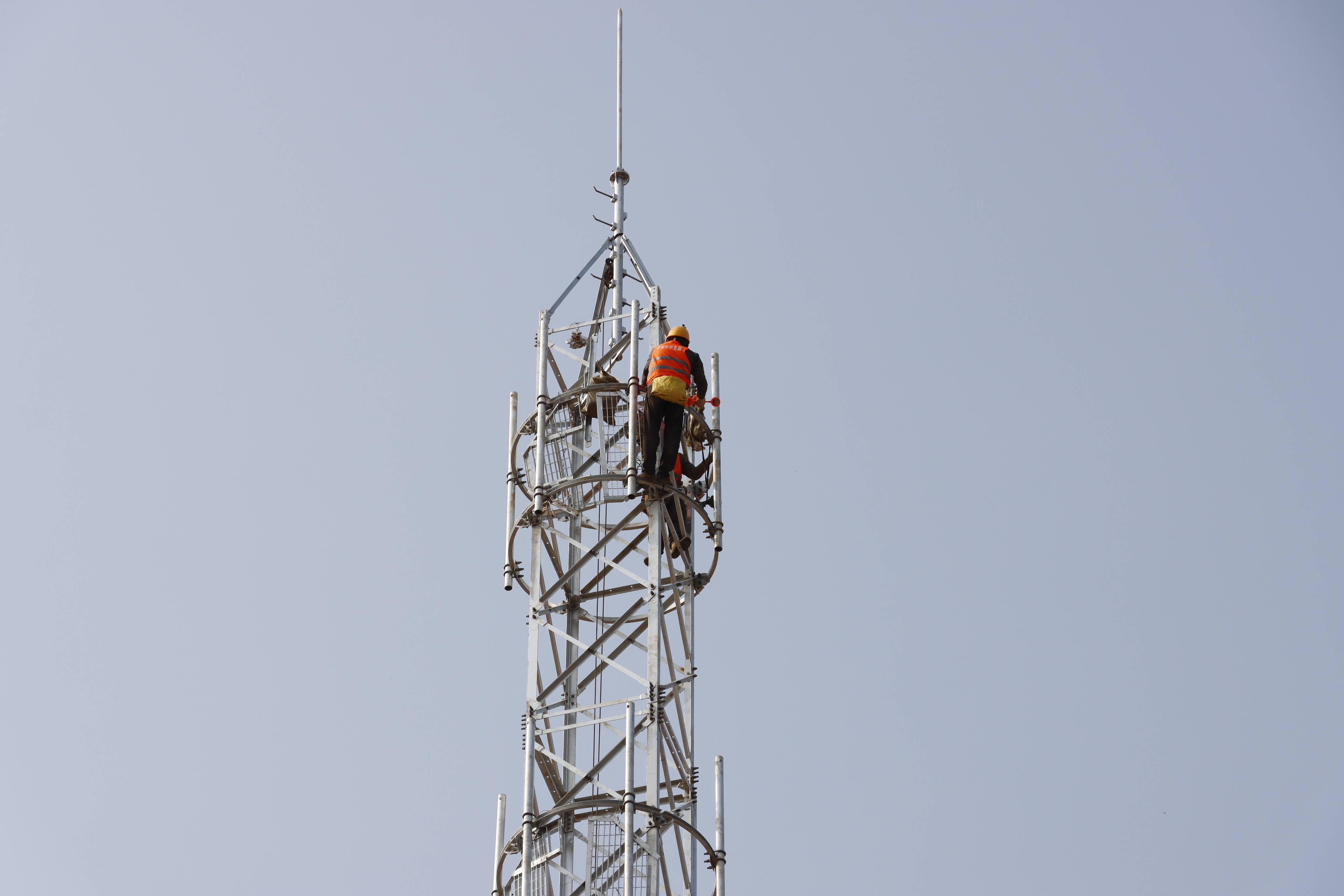 Grue de communication pour le TGV