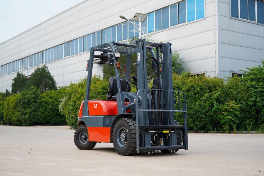 Mastering the art of safe forklift operation in a warehouse setting