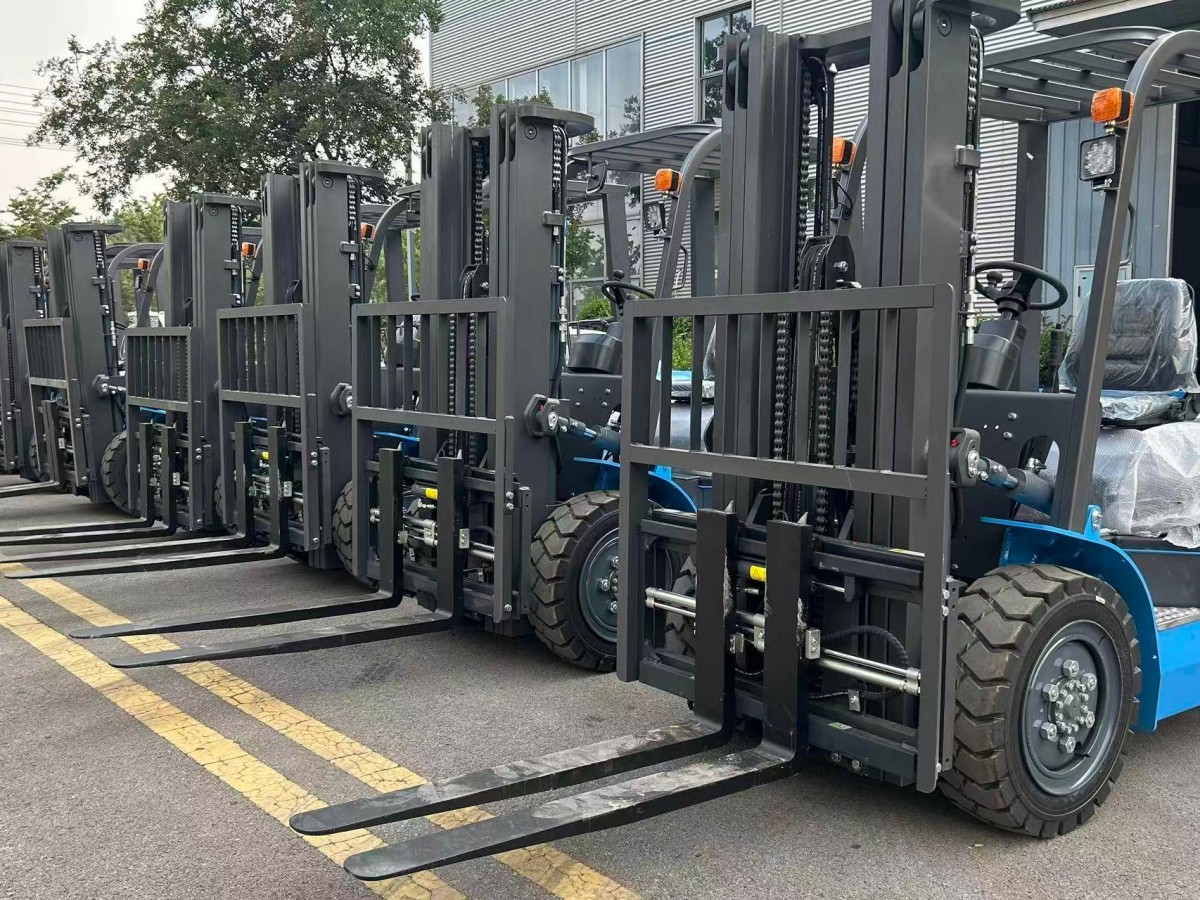 electric forklift-2.jpg