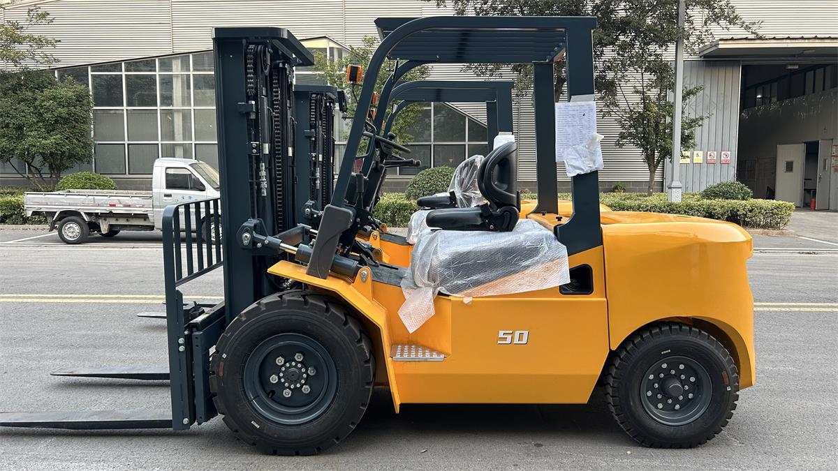 Electric Forklift for Efficient Warehouse Material Handling
