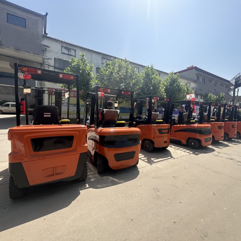 Nitfakkar bil-kapaċitajiet tal-forklift b’reach doppju għal applikazzjonijiet ta’ stokkaggju għoli.