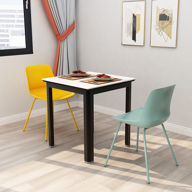 In che modo la scelta del mobilio per la sala da pranzo influisce sull'atmosfera dello spazio di pasto?
